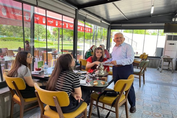 Başkan Büyükkılıç, Glütensiz Kafe ve Emirgan Kafe’de öğrencilerle buluştu