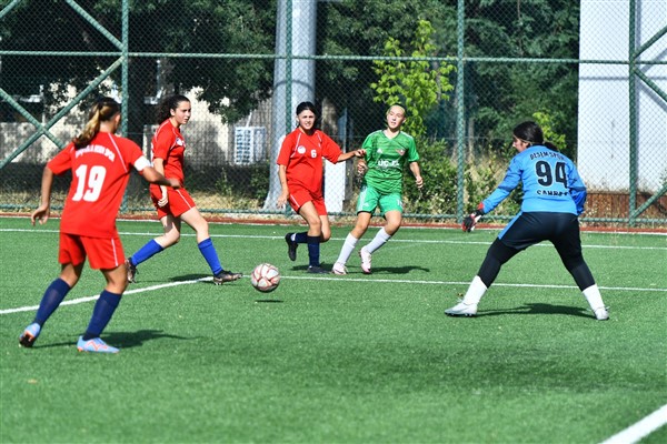 U13-U15 Kız Futbol Ligi’nde ilk düdük çaldı