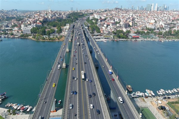 İstanbul Büyükşehir Belediyesi (İBB), Haliç Köprüsü metrobüs yolunda 3 -