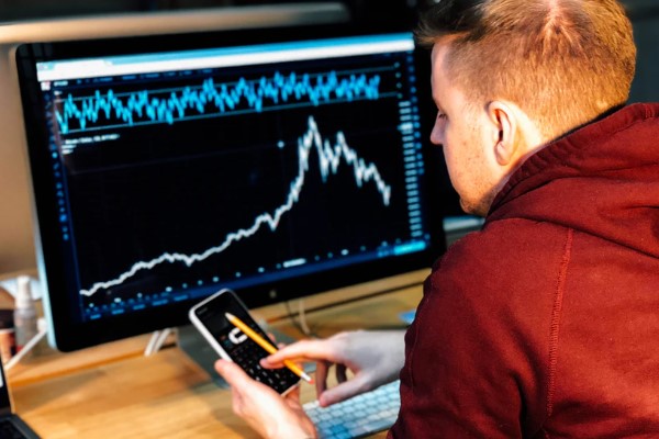 Küresel piyasalarda, Fed Başkanı Jerome Powell'ın faiz indirimlerine başlamada geç