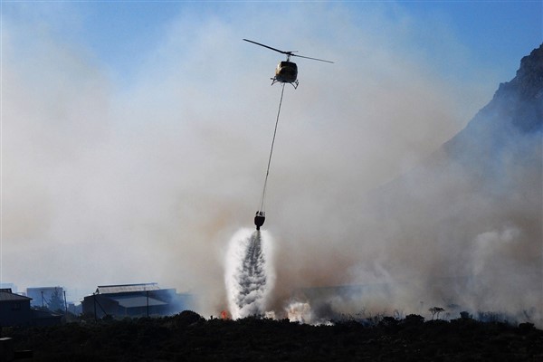 MSB, Gaziemir’deki yangın söndürme çalışmaları için 5 helikopter görevlendirdi