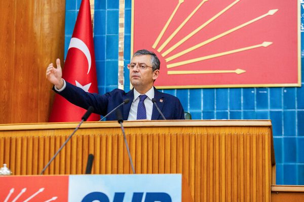 CHP Genel Başkanı Özgür Özel, İzmir'in Çeşme ilçesinde çıkan yangında