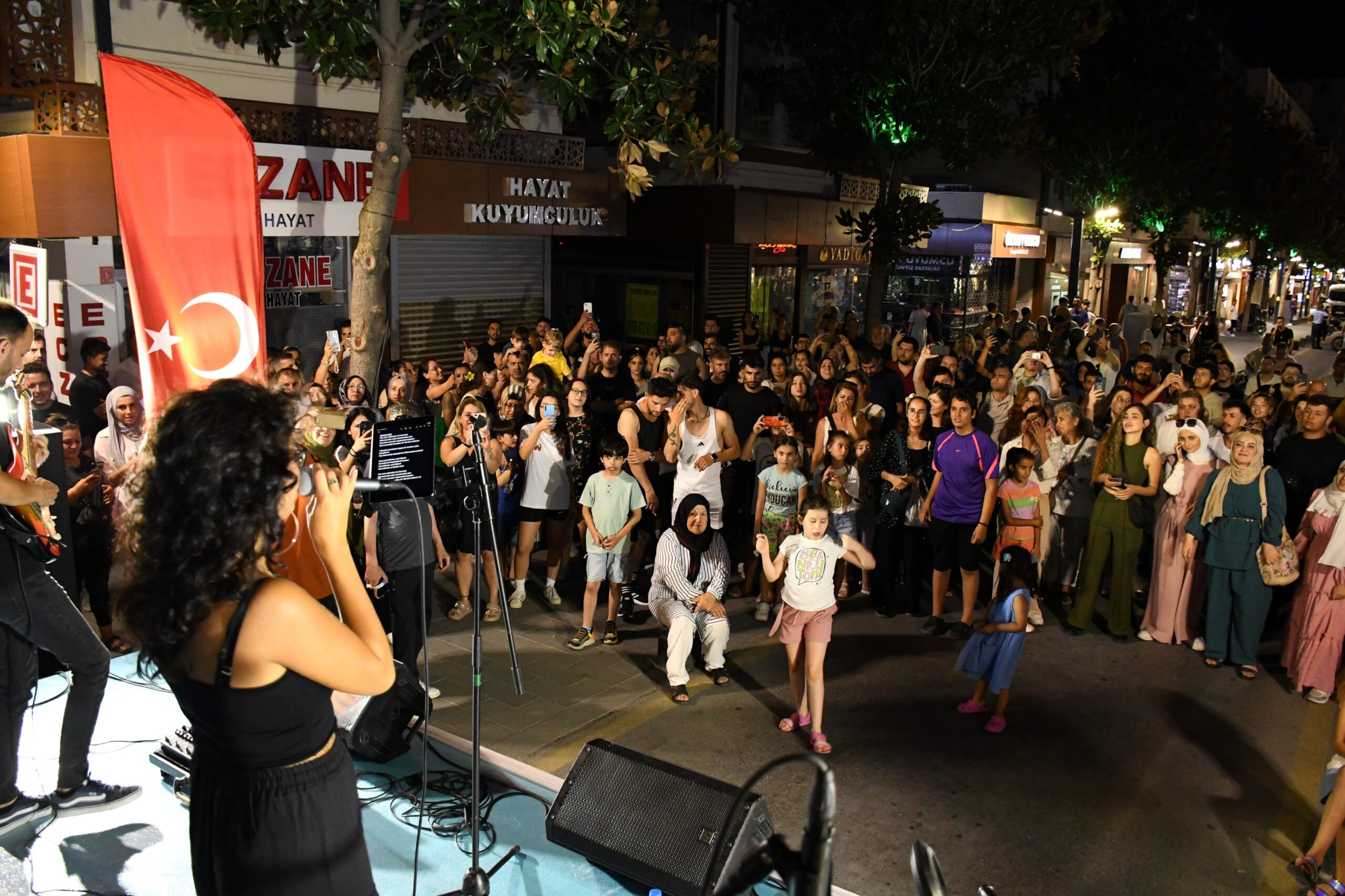 Başkan Akın, vatandaşların talebi üzerine Milli Kuvvetler caddesini trafiğe kapattı