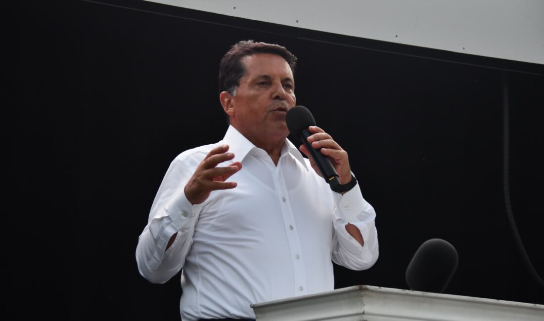 Esenkent ve Aşık Veysel Mahalleleri Kentsel Dönüşüm Bilgilendirme Toplantısı’nda konuşan