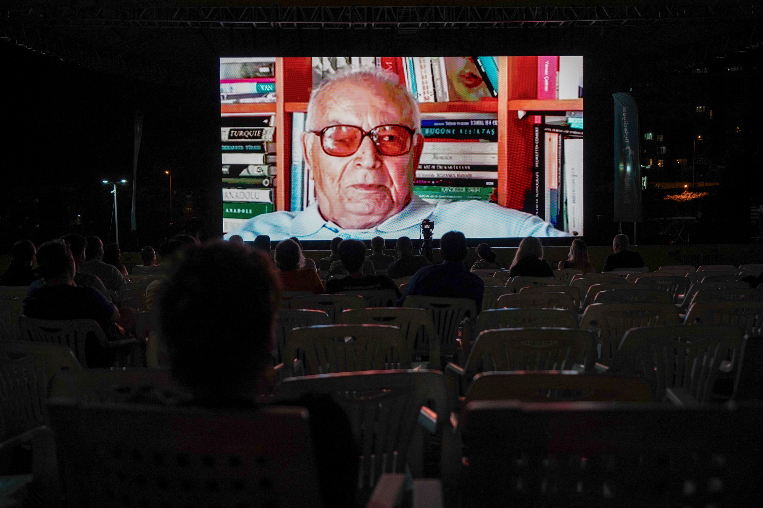 Beylikdüzü Belediyesi, “Nostaljik Film Akşamları” etkinlikleri kapsamında ilçenin farklı noktalarında