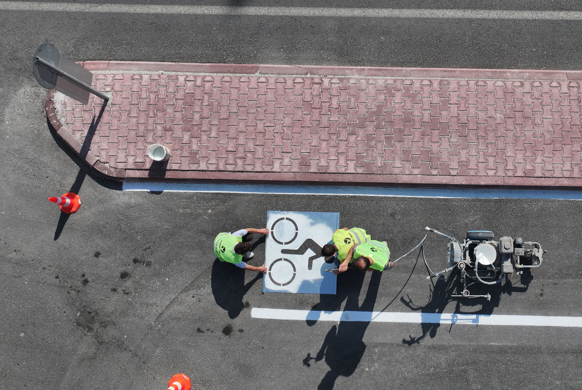 Konya Büyükşehir Belediyesi yeni açılan caddelerde oluşturulan bisiklet yollarında ve