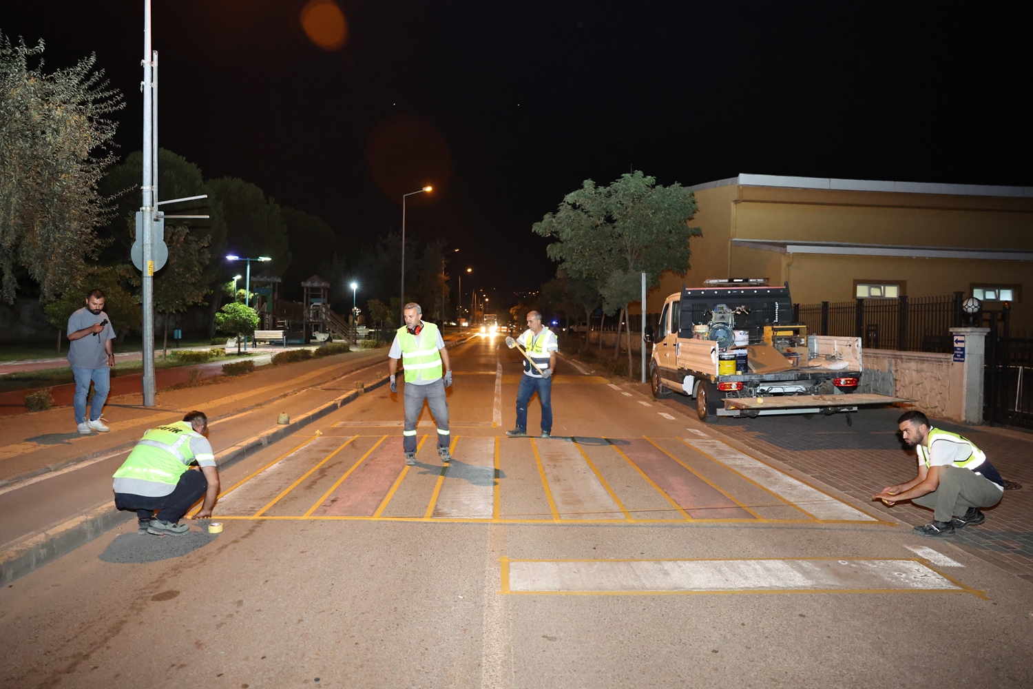 Nilüfer Belediyesi ekipleri, yaya ve araçların güvenliği için kasis, yaya
