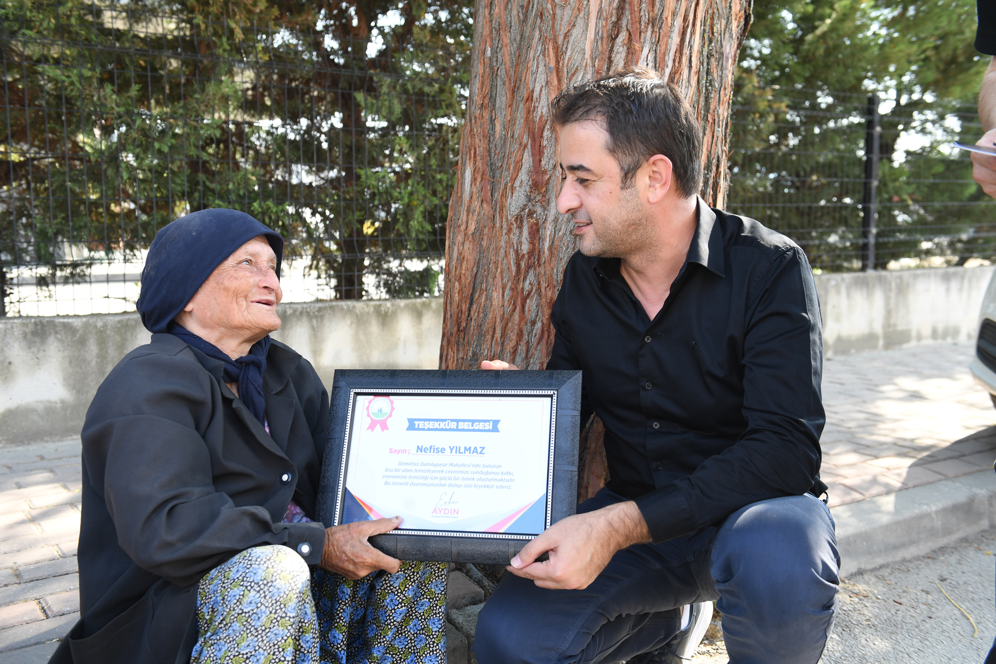 “Mahallemizi Birlikte Temizliyoruz” projesine katılan Nefise Yılmaz’a teşekkür plaketi