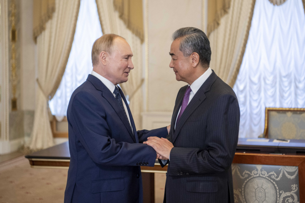 Putin, Wang Yi’yi kabul etti