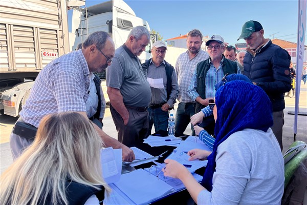 Balıkesir Büyükşehir’den Manyaslı üreticilere süt otu tohumu desteği