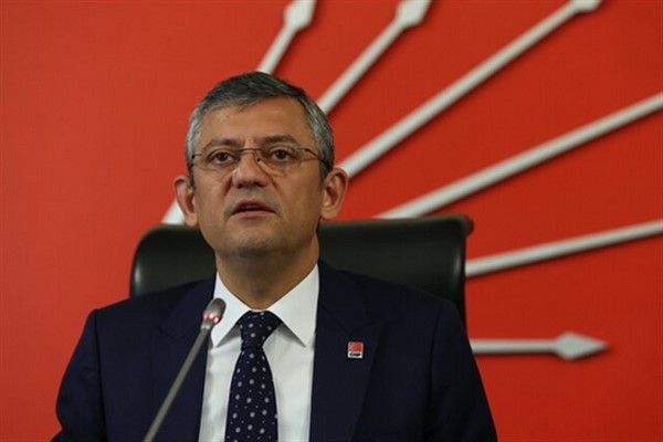 CHP Genel Başkanı Özgür Özel, Esenyurt'ta CHP'ye katılan parti üyelerinin