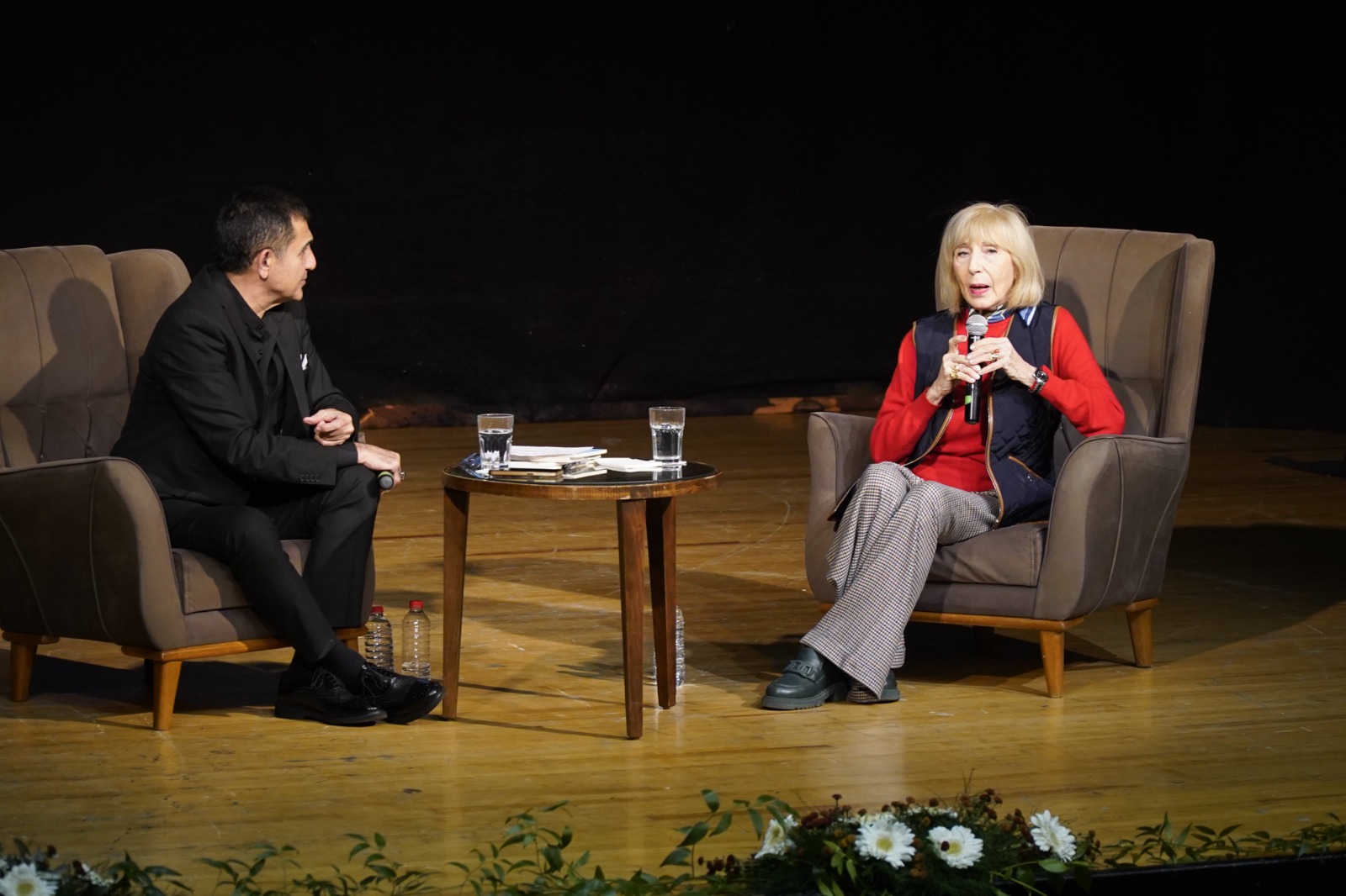 Yazar Ayşe Kulin, İzmir Büyükşehir Belediyesi tarafından düzenlenen İzmir Sanat