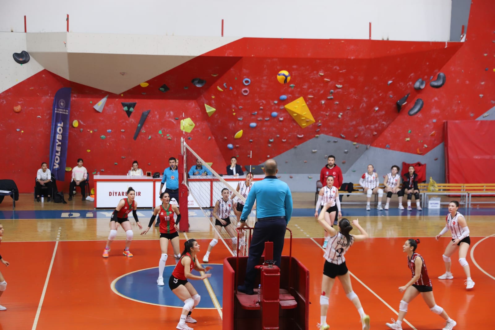Diyarbakır, 22 Aralık (Hibya) - Diyarbakır Büyükşehir Belediyesi Kadın Voleybol