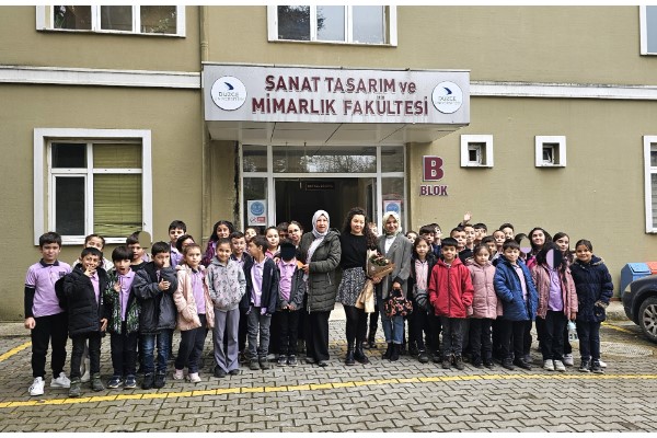 Düzce İrfan Öztürk İlkokulu’ndan Düzce Üniversitesi’ndeki sanat galerilerine ziyaret