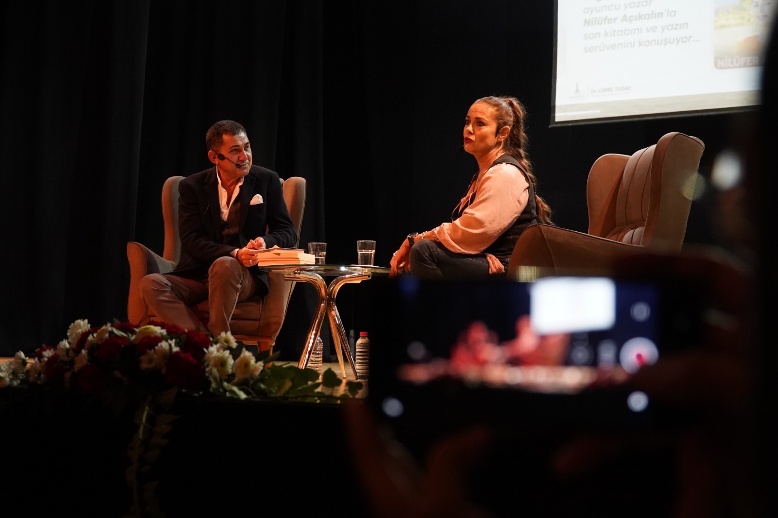 Ünlü oyuncu ve yazar Nilüfer Açıkalın, İzmir Büyükşehir Belediyesi tarafından