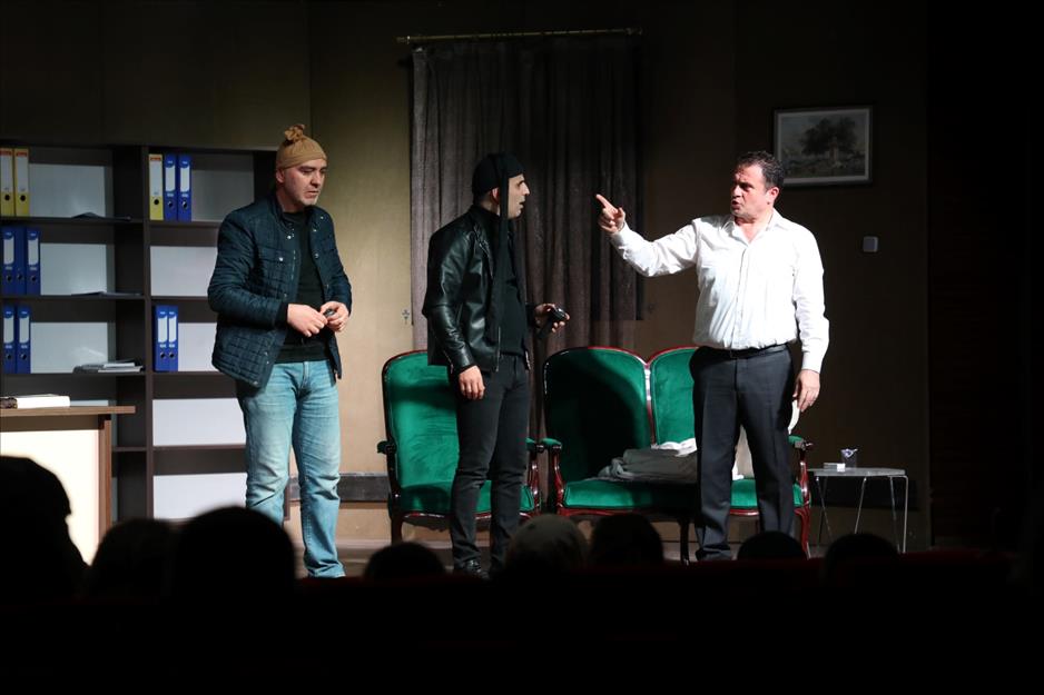 İnegöl Belediyesi Şehir Tiyatrosunun oyunlarından “En Büyük Haber” yeniden izleyici