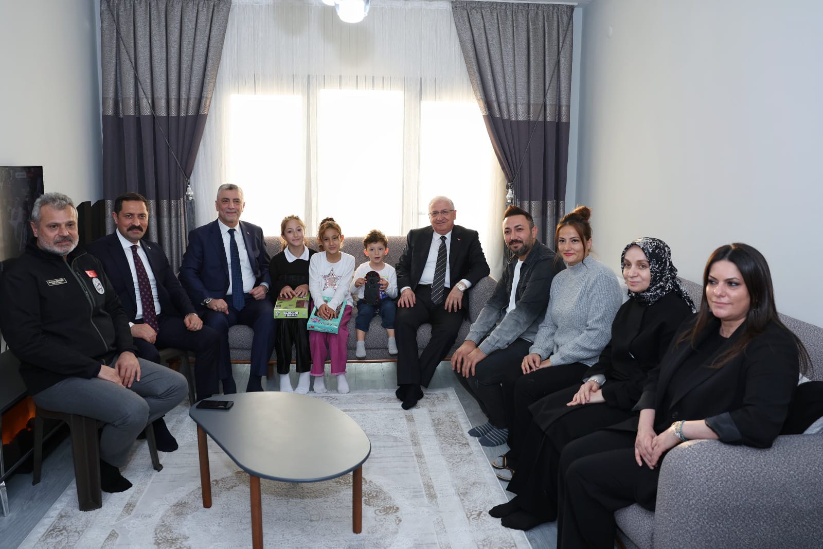 Milli Savunma Bakanı Yaşar Güler, depremde evlerini kaybeden ve yeni