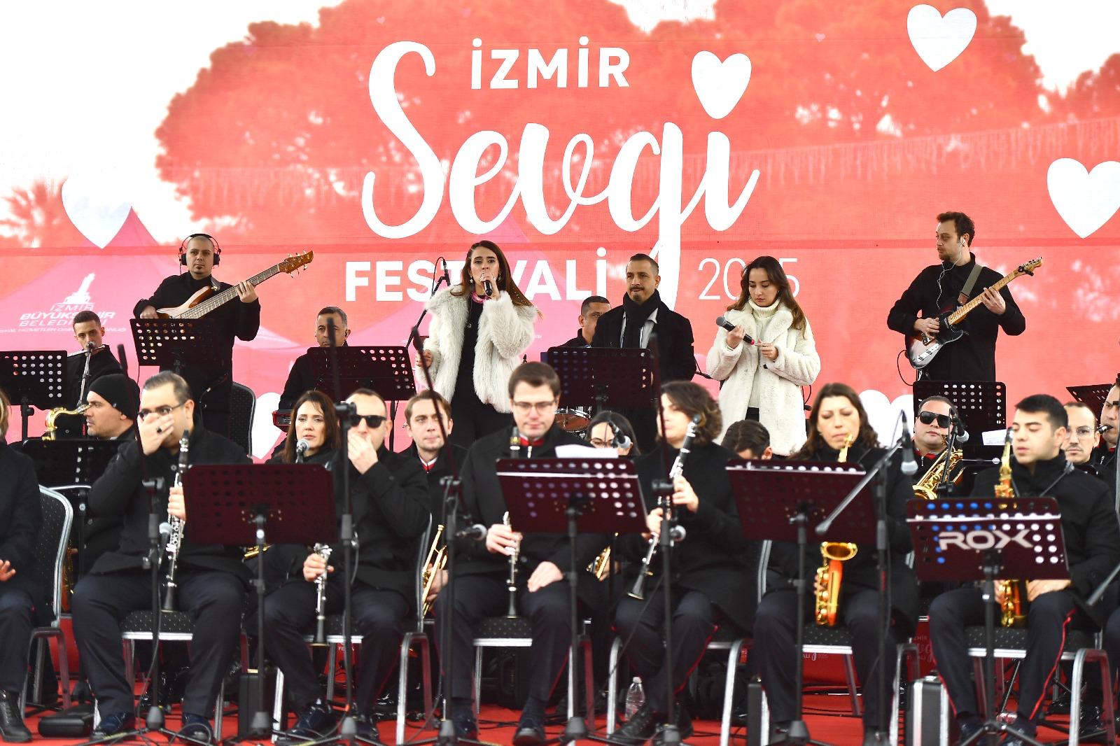 İzmir Büyükşehir Belediyesi tarafından Kültürpark’ta Sevgi Festivali düzenlendi.
