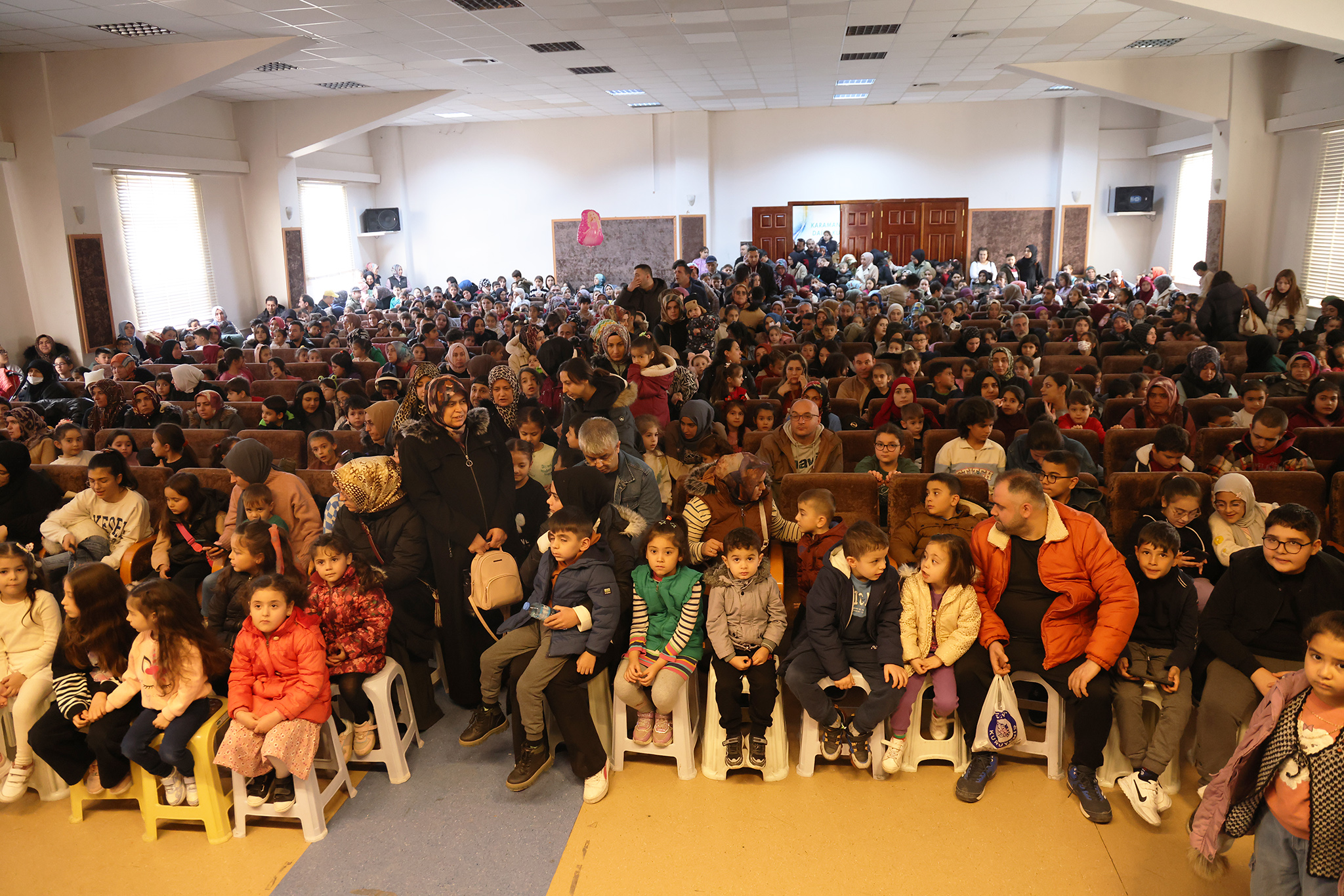 Karaman Belediyesi'nin yarıyıl tatilinde düzenlediği ücretsiz tiyatro etkinliği, çocuklar tarafından