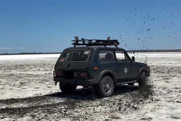 Gökçeada, 13 Temmuz (Hibya) - Gökçeada Tuz Gölü’nde drift yapan
