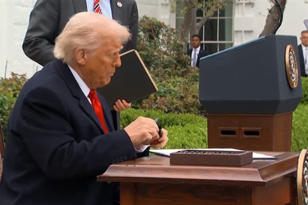 Moskova, 18 Ekim (Hibya) - ABD Başkanı Donald Trump, dolandırıcılık