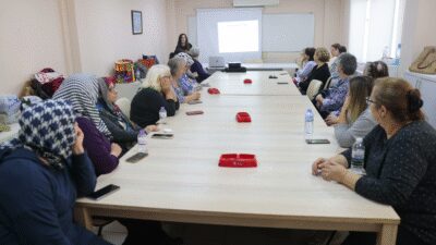 Konak Belediyesi, ilçenin farklı noktalarında bulunan semt merkezlerinde ebeveynlere yönelik