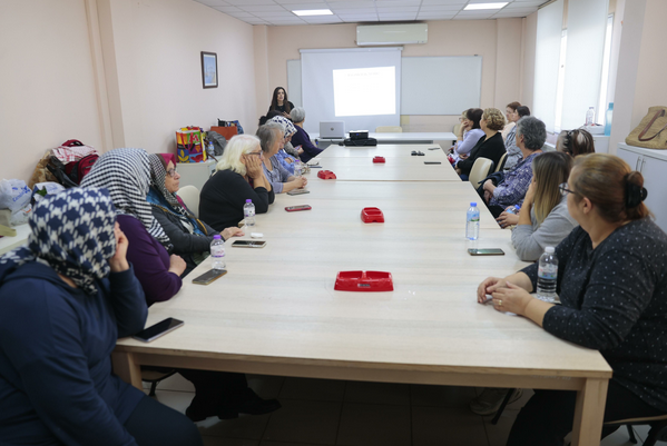 Konak Belediyesi, ilçenin farklı noktalarında bulunan semt merkezlerinde ebeveynlere yönelik