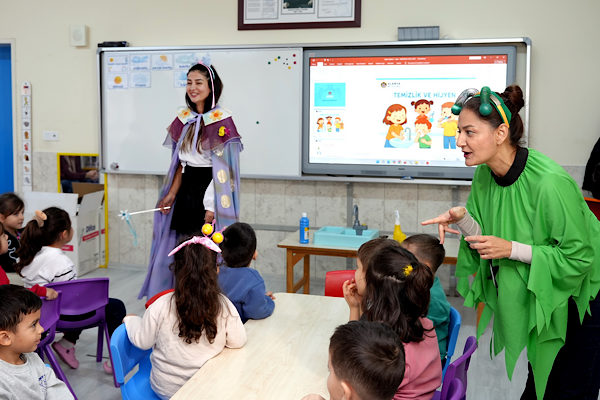 Alanya Belediyesi Temizlik İşleri Müdürlüğü tarafından anaokullarında düzenlenen eğitimlerde, çocuklara