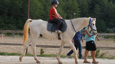 Alanya Belediyesi, Engelsiz Park ve Yaşam Merkezi koordinasyonunda başlatılan binicilik