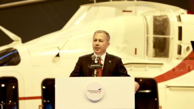 İçişleri Bakanı Ali Yerlikaya, İstanbul’un Bakırköy ilçesinde iki ambulansın arasına