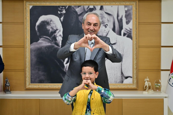 Kepez Belediye Başkanı Mesut Kocagöz, ilçedeki 97 okulda 20 bin