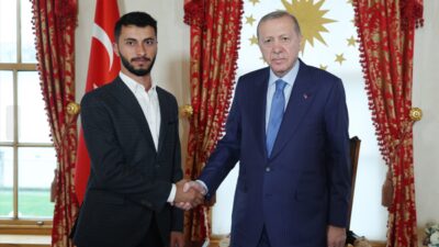 Cumhurbaşkanı Recep Tayyip Erdoğan, Filistinli yönetmen Basel Adra'yı kabul etti.
