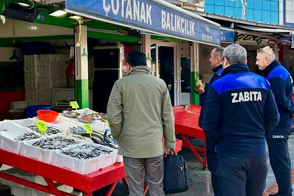Giresun Belediyesi Zabıta ekipleri, şehir merkezindeki balık pazarında fiyat, hijyen