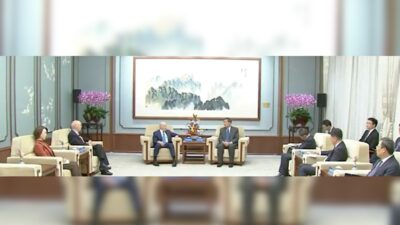 Çin Komünist Partisi Merkez Komitesi Siyasi Bürosu üyesi ve Çin