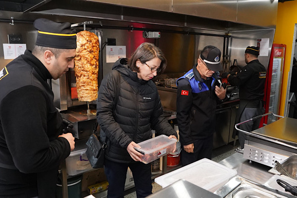 Isparta Belediyesi Zabıta Müdürlüğü ekipleri ve belediyeye bağlı gıda mühendisleri