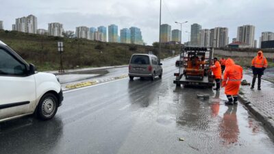 Dün gece yarısından itibaren şiddetini artıran gök gürültülü sağanak nedeniyle