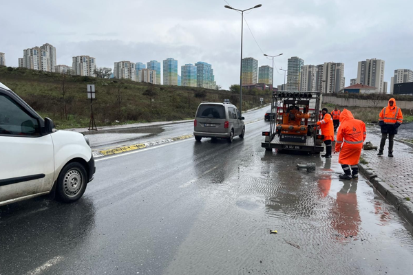 Dün gece yarısından itibaren şiddetini artıran gök gürültülü sağanak nedeniyle