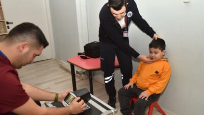 Kepez Belediyesi Sağlık Merkezi ekipleri tarafından iki okulda gerçekleştirilen göz