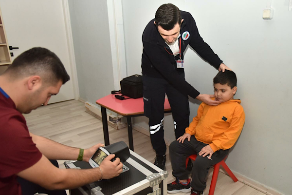 Kepez Belediyesi Sağlık Merkezi ekipleri tarafından iki okulda gerçekleştirilen göz