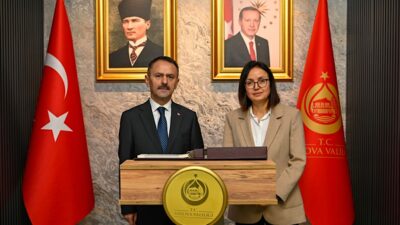 Kocaeli Valisi İlhami Aktaş, Yalova Valisi Dr. Hülya Kaya’ya makamında