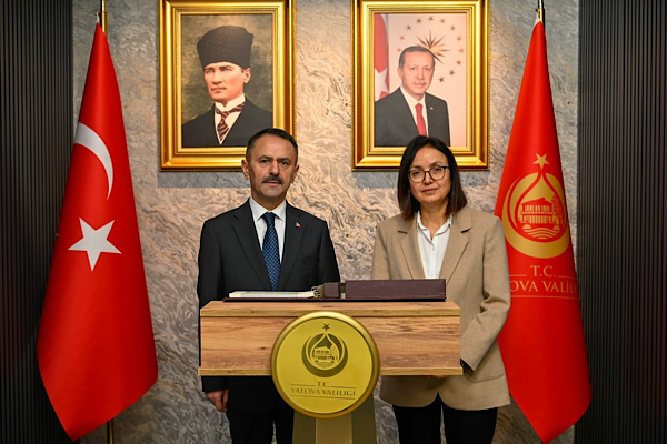Kocaeli Valisi İlhami Aktaş, Yalova Valisi Dr. Hülya Kaya’ya makamında