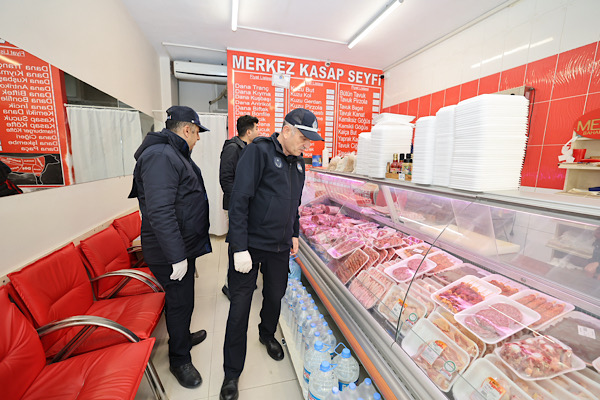 Küçükçekmece Belediyesi zabıta ekipleri, yılbaşı öncesinde pastane, fırın ve çeşitli