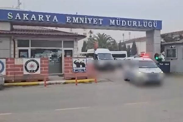 Sakarya  Erenler ilçesinde birbirlerini tehdit eden iki grup, polis