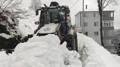 Trabzon Büyükşehir Belediyesi ekipleri, yüksek kesimlerde etkili olan kar yağışına