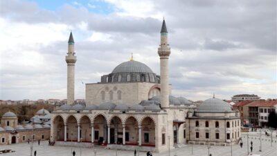 Vali belediye başkanları Regaip Kandili dolayısıyla mesaj yayımladı. 