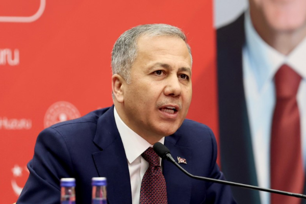 İçişleri Bakanı Ali Yerlikaya, İstanbul'un Ümraniye ilçesinde makas atıp, tehlikeli