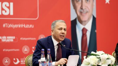 İçişleri Bakanı Ali Yerlikaya, Kütahya’da yaya geçidinden hızla geçerek trafik