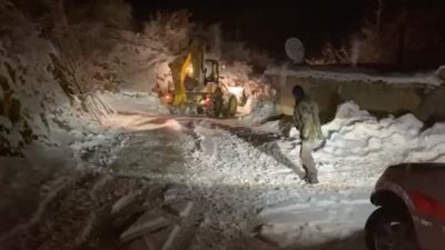 Batman’ın Sason ilçesinde kar yağışı nedeniyle yolu kapanan Kınalı köyünde