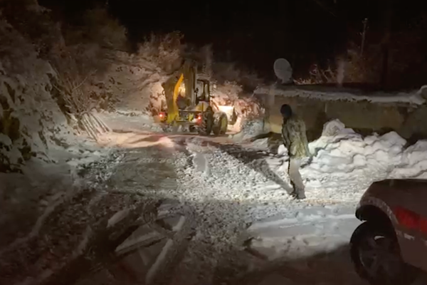 Batman’ın Sason ilçesinde kar yağışı nedeniyle yolu kapanan Kınalı köyünde