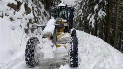 Trabzon’un yüksek kesimlerinde etkili olan kar yağışı nedeniyle 8 ilçede